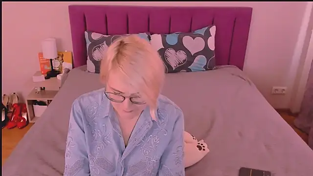 sabrinamacmarren online show from October 19, 2025, 1:23 pm