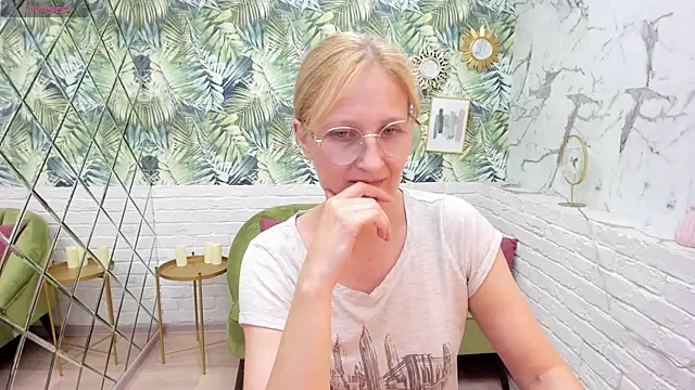 Snapshot of Paris_Cherry chatting on September 16, 2025, 8:21 pm Paris Cherry online show from September 16, 2025, 8:21 pm