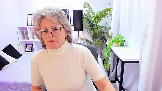 EvelynJoyful online show from November 4, 2025, 5:06 am