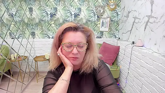 LeaPure online show from January 4, 2025, 11:43 am