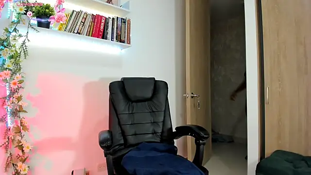 Snapshot of ALLMECANDY chatting on December 5, 2024, 8:22 am ALLMECANDY online show from December 5, 2024, 8:22 am