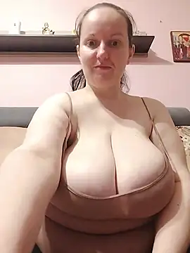 Snapshot of BustyLadyAlma chatting on July 17, 2026, 7:37 am BustyLadyAlma online show from July 17, 2026, 7:37 am