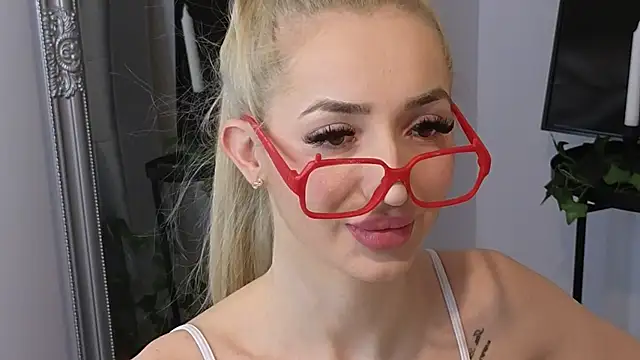 Snapshot of JuliaJuliette chatting on February 23, 2025, 8:55 pm JuliaJuliette online show from February 23, 2025, 8:55 pm