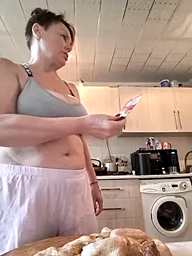  lady red  online show from March 11, 2025, 2:07 pm