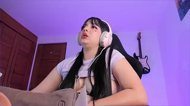 Elle online show from March 17, 2025, 1:24 am