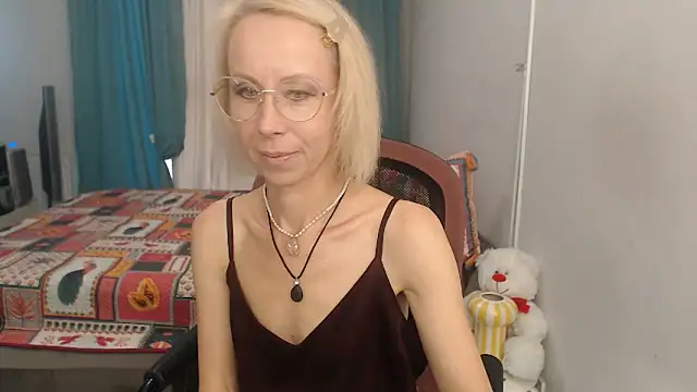 LuxuryNika online show from September 16, 2025, 2:40 pm