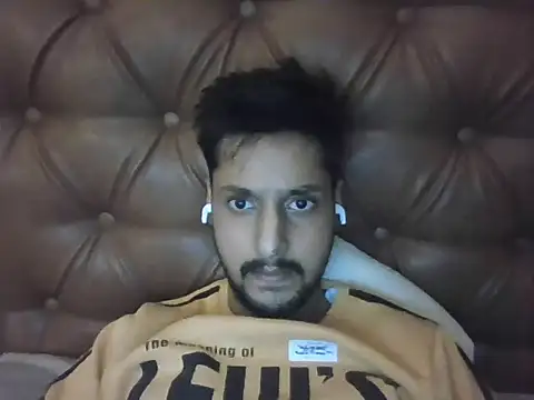 dhruv9413 online show from December 2, 2025, 8:04 pm