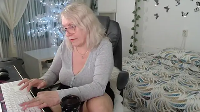 Ghertrude52 online show from April 19, 2026, 4:12 am