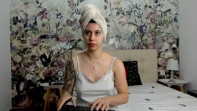 Snapshot of RoseDiamond06 chatting on October 1, 2025, 10:32 am RoseDiamond06 online show from October 1, 2025, 10:32 am