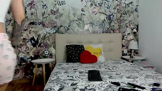 Snapshot of RoseDiamond06 chatting on October 25, 2025, 6:46 pm RoseDiamond06 online show from October 25, 2025, 6:46 pm