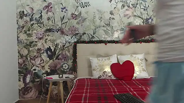 Snapshot of RoseDiamond06 chatting on December 21, 2025, 1:29 pm RoseDiamond06 online show from December 21, 2025, 1:29 pm