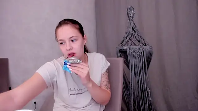 Snapshot of why_again_me chatting on February 23, 2025, 9:37 pm why again me online show from February 23, 2025, 9:37 pm