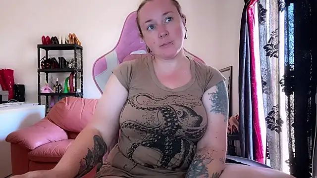 kisicaxx online show from September 21, 2025, 11:23 am