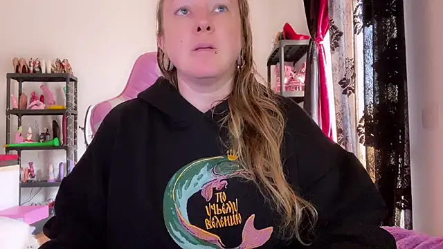 kisicaxx online show from December 2, 2025, 11:15 am