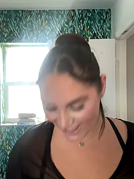 Snapshot of lovely_beast chatting on October 23, 2025, 4:17 pm lovely beast online show from October 23, 2025, 4:17 pm