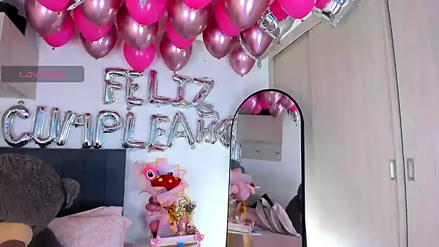 hollyprincess 2 online show from May 31, 2026, 5:04 am