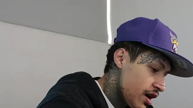 Snapshot of trieone chatting on December 4, 2024, 11:30 am trieone online show from December 4, 2024, 11:30 am