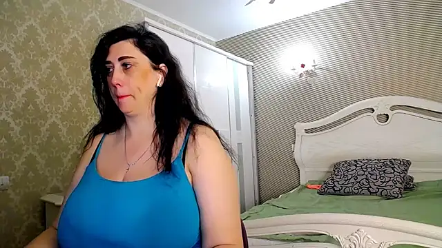 Evelyn Shy online show from April 7, 2026, 8:37 am