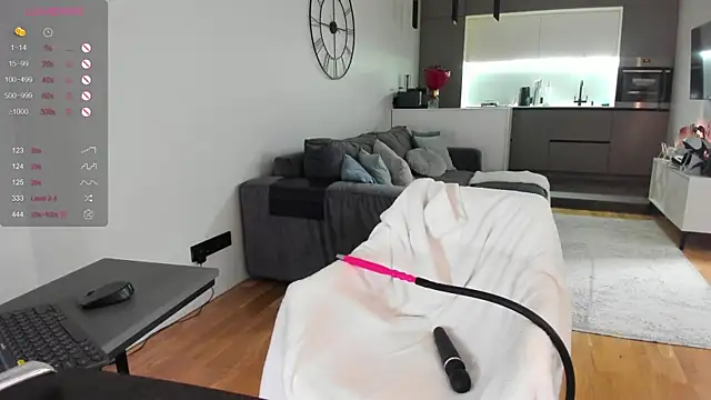 Juicy Bella online show from November 28, 2025, 7:05 pm