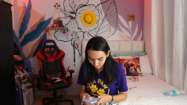 Snapshot of LinzyBaner chatting on December 11, 2024, 12:33 am LinzyBaner online show from December 11, 2024, 12:33 am