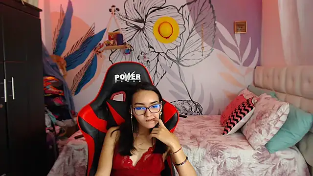 Snapshot of LinzyBaner chatting on January 14, 2025, 1:04 am LinzyBaner online show from January 14, 2025, 1:04 am