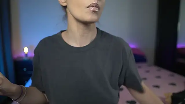 TiffanyPierce online show from November 30, 2025, 9:19 pm