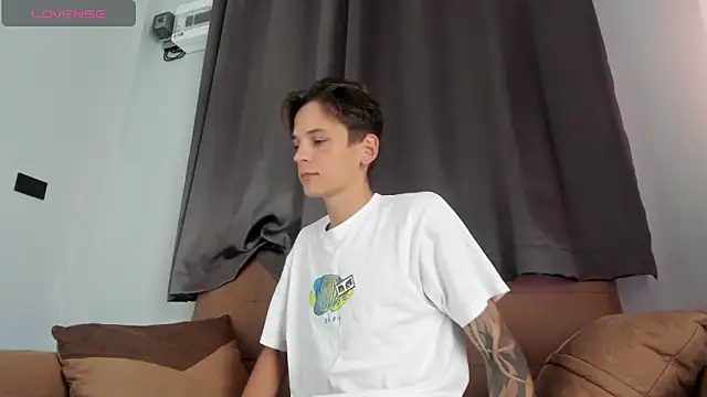 Snapshot of MiracleCam chatting on January 15, 2026, 1:43 am MiracleCam online show from January 15, 2026, 1:43 am