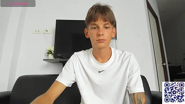 Snapshot of MiracleCam chatting on February 8, 2026, 8:18 am MiracleCam online show from February 8, 2026, 8:18 am