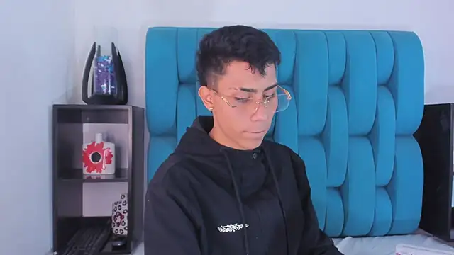 Snapshot of AlanNaughty chatting on January 8, 2025, 9:12 pm AlanNaughty online show from January 8, 2025, 9:12 pm