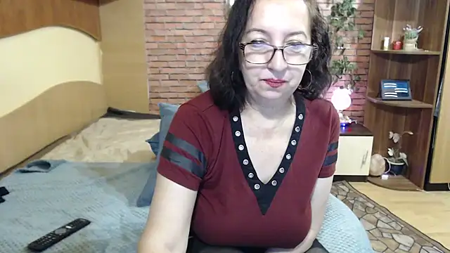 Snapshot of EvelyneFlirtyMilf chatting on March 2, 2026, 5:19 am EvelyneFlirtyMilf online show from March 2, 2026, 5:19 am