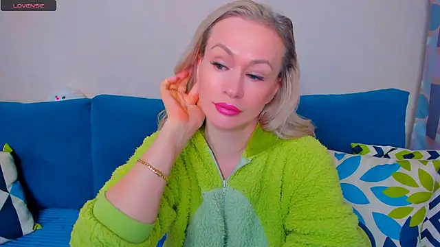 EllenMoore online show from October 17, 2025, 3:10 am