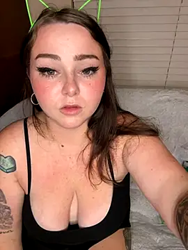 Snapshot of Kira_tattoo chatting on October 19, 2025, 4:35 am Kira tattoo online show from October 19, 2025, 4:35 am