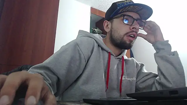 Snapshot of fvckolombianguyy chatting on February 10, 2025, 5:03 am fvckolombianguyy online show from February 10, 2025, 5:03 am