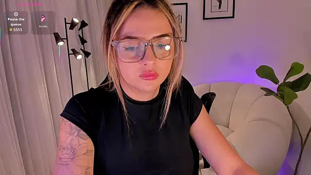 Snapshot of AmyWood chatting on February 10, 2026, 8:02 pm AmyWood online show from February 10, 2026, 8:02 pm