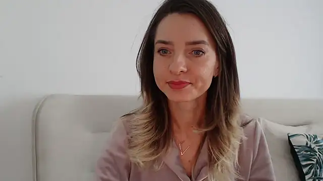 Snapshot of StyleSerene chatting on November 18, 2025, 9:47 am StyleSerene online show from November 18, 2025, 9:47 am