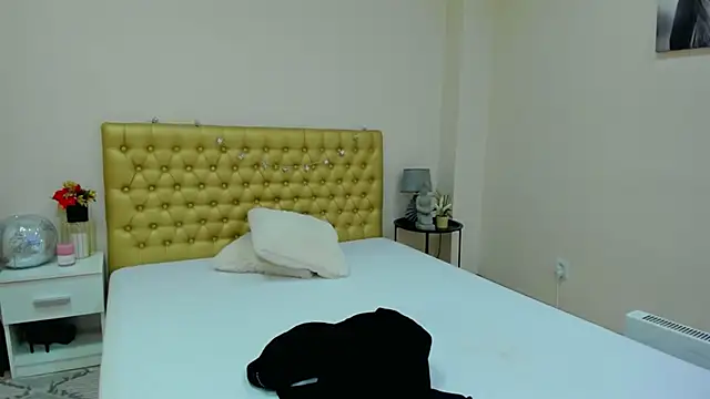 Snapshot of AlmaFancy chatting on February 17, 2025, 12:48 pm AlmaFancy online show from February 17, 2025, 12:48 pm