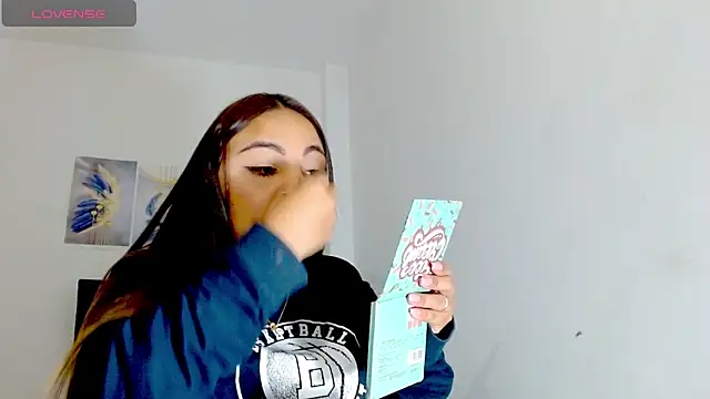 Snapshot of Kylie_loveee chatting on October 29, 2025, 12:29 pm Kylie loveee online show from October 29, 2025, 12:29 pm