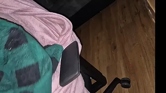 -luckybong- online show from March 9, 2025, 9:14 pm