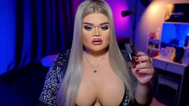 KarolinaThompson online show from December 15, 2024, 4:15 pm