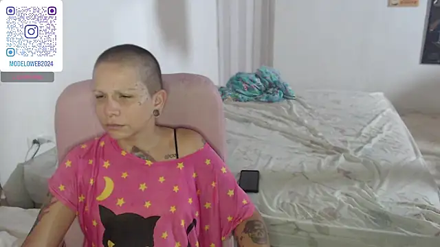 Snapshot of moon_cat85 chatting on February 6, 2025, 5:30 pm moon cat85 online show from February 6, 2025, 5:30 pm