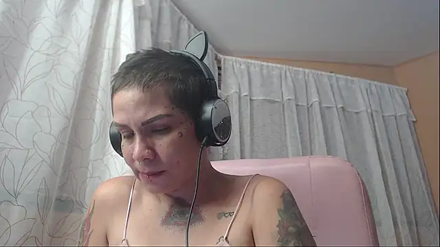 Snapshot of moon_cat85 chatting on October 3, 2025, 10:07 pm moon cat85 online show from October 3, 2025, 10:07 pm