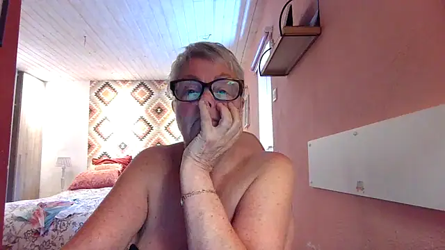 GrannyChrissy68 online show from September 11, 2025, 11:54 am