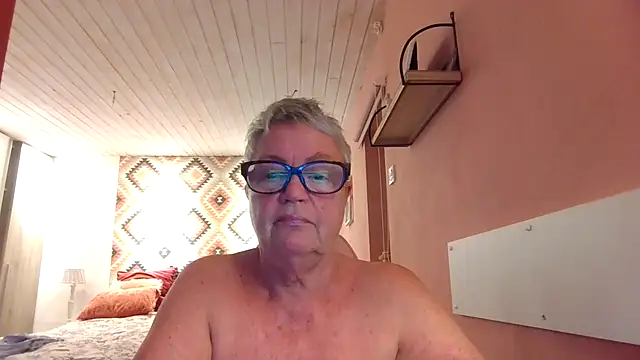 GrannyChrissy68 online show from September 15, 2025, 9:37 pm