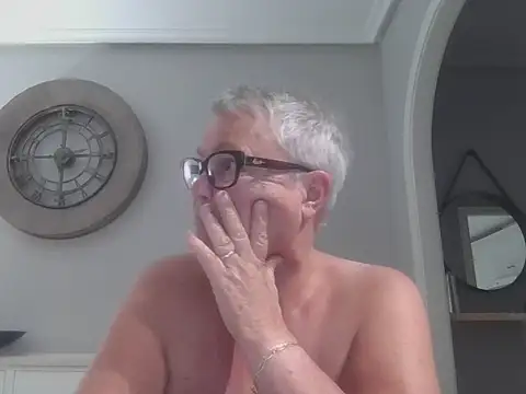 GrannyChrissy68 online show from October 28, 2025, 8:33 pm