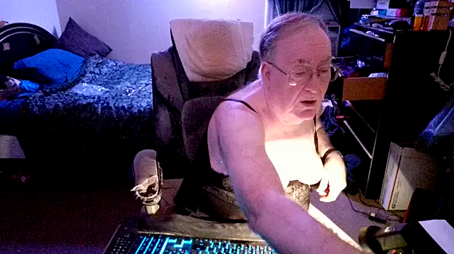 Snapshot of Toastir chatting on December 12, 2024, 11:36 pm Toastir online show from December 12, 2024, 11:36 pm