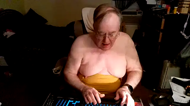 Snapshot of Toastir chatting on December 19, 2024, 10:32 pm Toastir online show from December 19, 2024, 10:32 pm