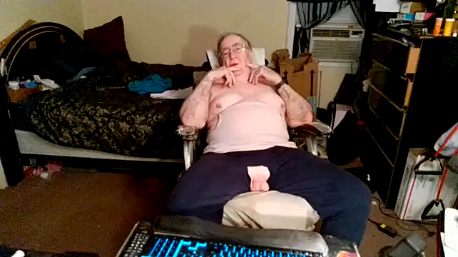 Snapshot of Toastir chatting on December 24, 2024, 10:49 pm Toastir online show from December 24, 2024, 10:49 pm