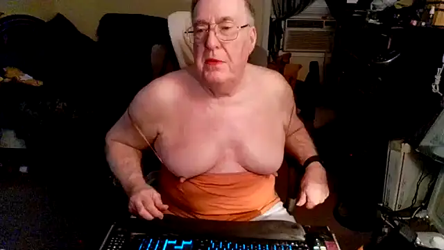 Snapshot of Toastir chatting on September 27, 2025, 8:03 pm Toastir online show from September 27, 2025, 8:03 pm