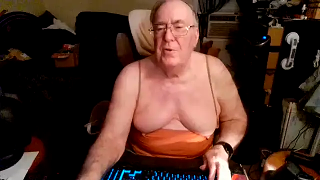 Snapshot of Toastir chatting on October 15, 2025, 12:55 am Toastir online show from October 15, 2025, 12:55 am