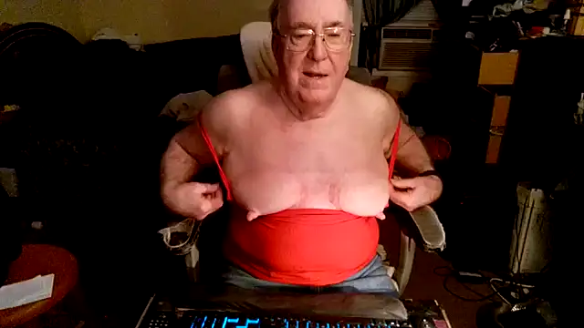 Snapshot of Toastir chatting on October 28, 2025, 8:22 pm Toastir online show from October 28, 2025, 8:22 pm